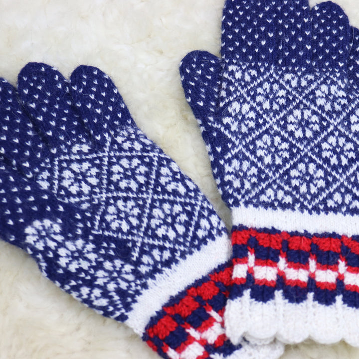 Mittens with paw pattern
