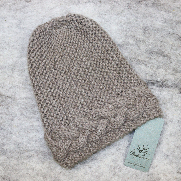 Hat with cable edge
